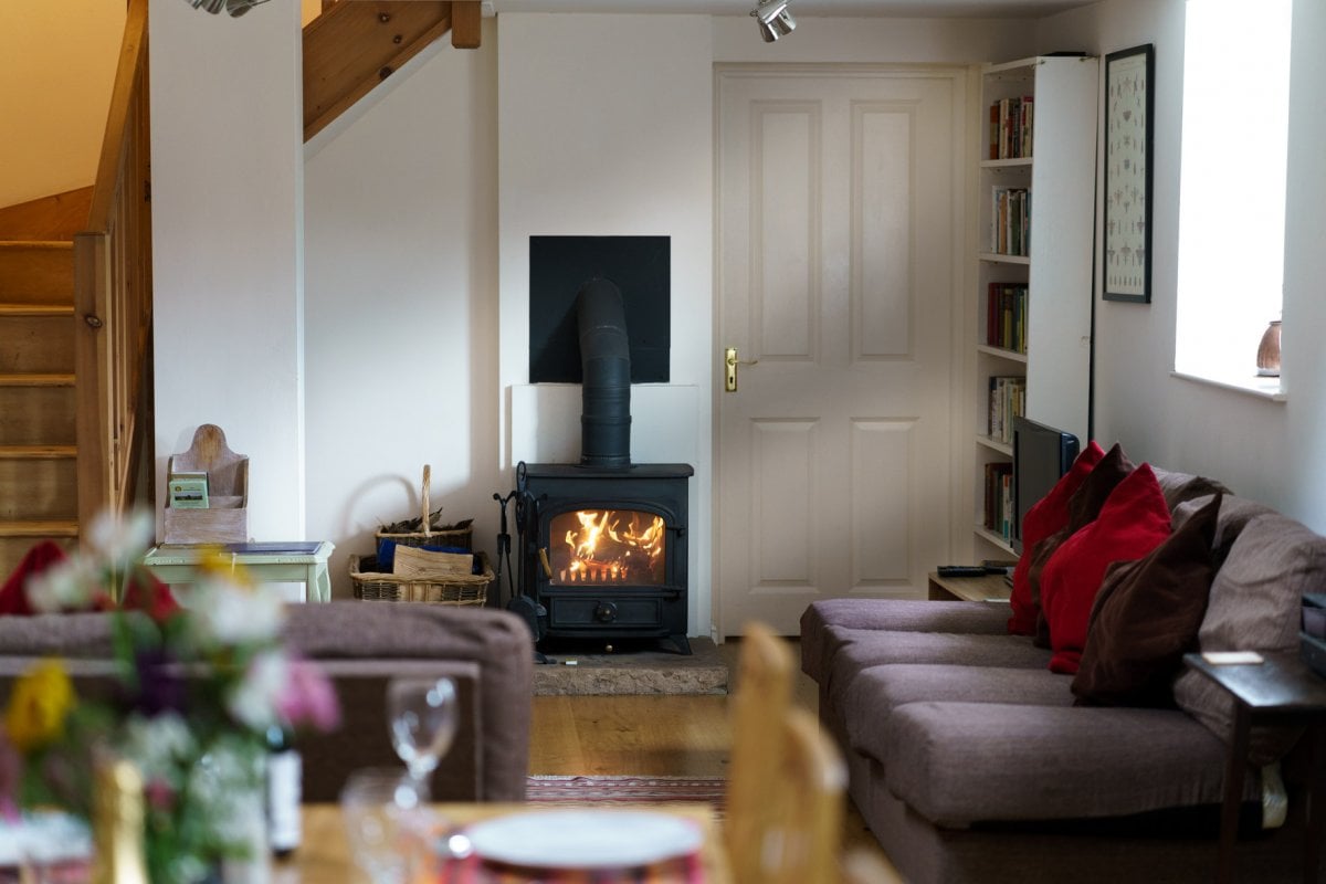 Matkins Cottage - Living room with cosy fire